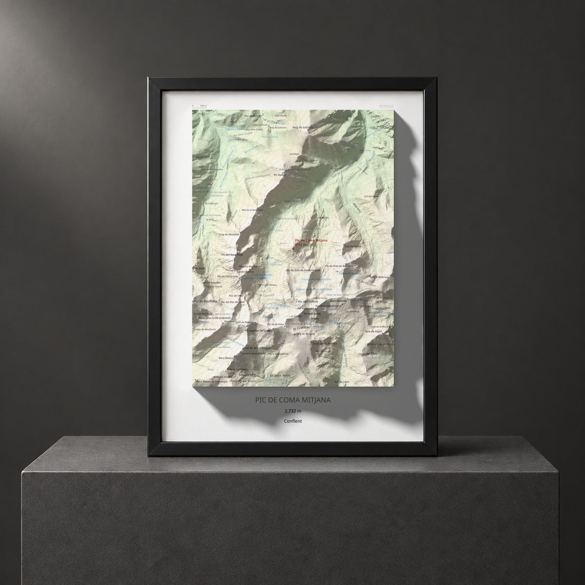 Mapa de relieve de Pic de Coma Mitjana, 2732 m, Conflent, lámina 100 Cims de Trobart. Presentación enmarcada. 30 × 40 cm.