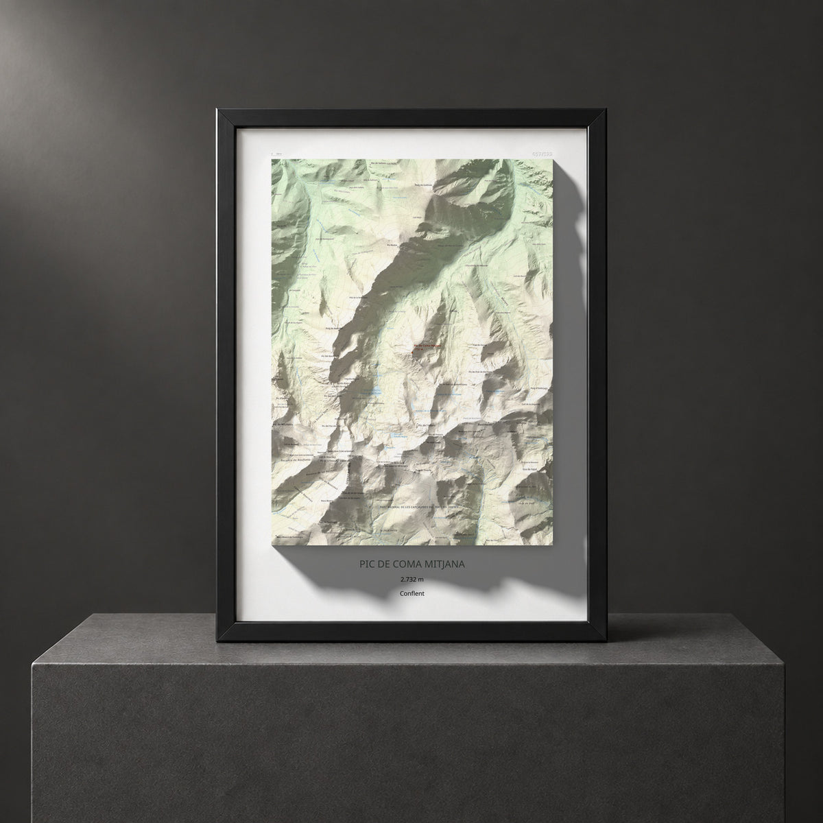 Mapa de relieve de Pic de Coma Mitjana, 2732 m, Conflent, lámina 100 Cims de Trobart. Presentación enmarcada. 50 × 70 cm.