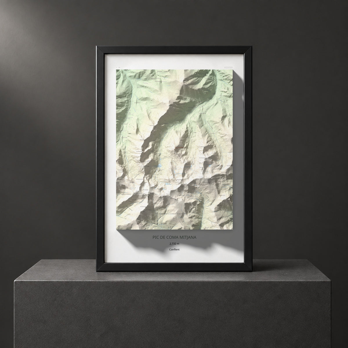Mapa de relieve de Pic de Coma Mitjana, 2732 m, Conflent, lámina 100 Cims de Trobart. Presentación enmarcada. 61 × 91 cm.
