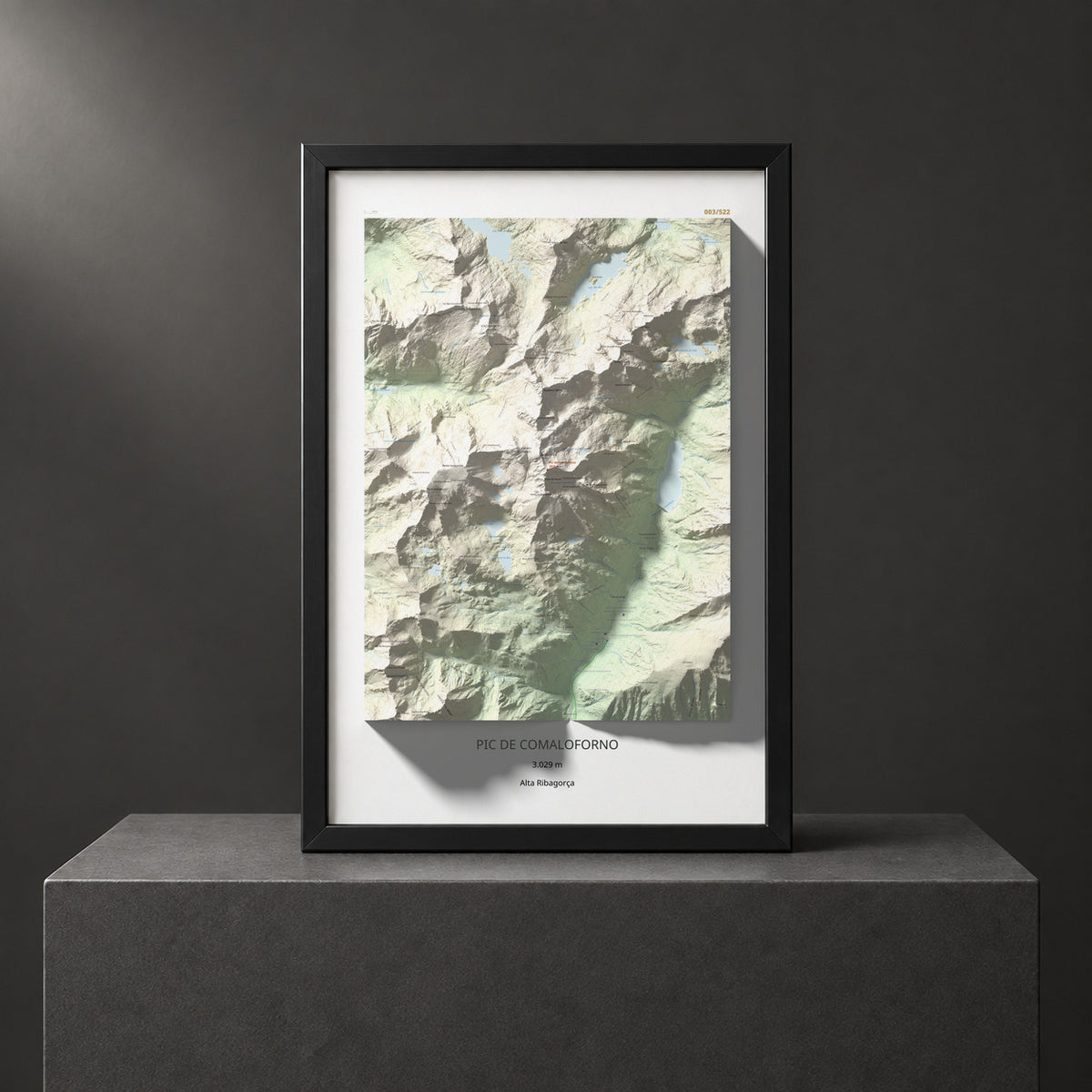 Mapa de relieve de Pic de Comaloforno, 3029 m, Alta Ribagorça, lámina 100 Cims de Trobart. Presentación enmarcada. 61 × 91 cm.