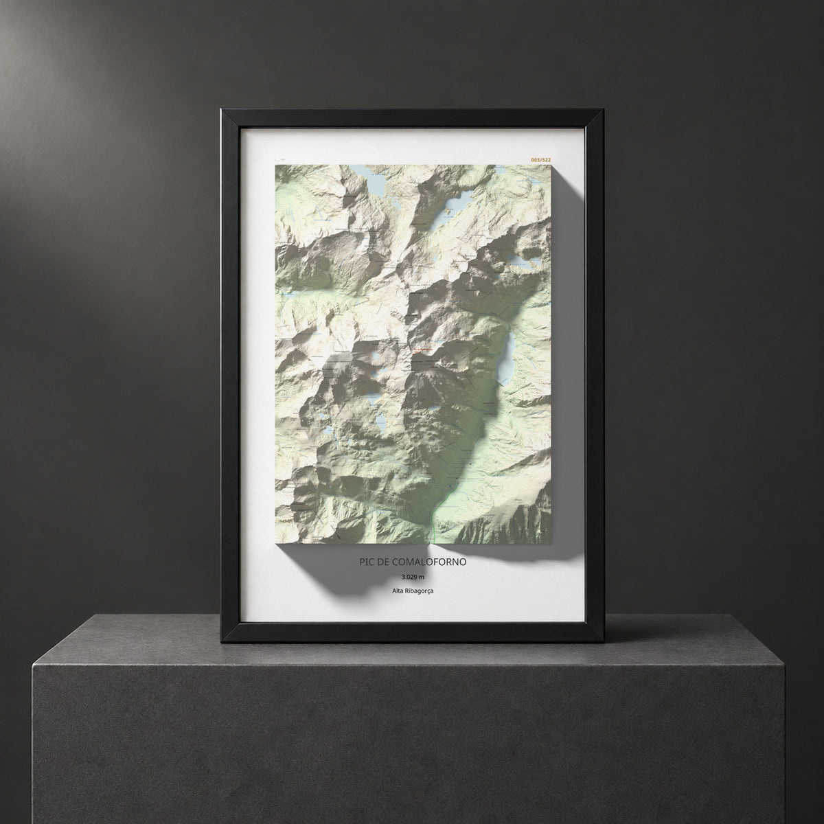 Mapa de relieve de Pic de Comaloforno, 3029 m, Alta Ribagorça, lámina 100 Cims de Trobart. Presentación enmarcada. 70 × 100 cm.