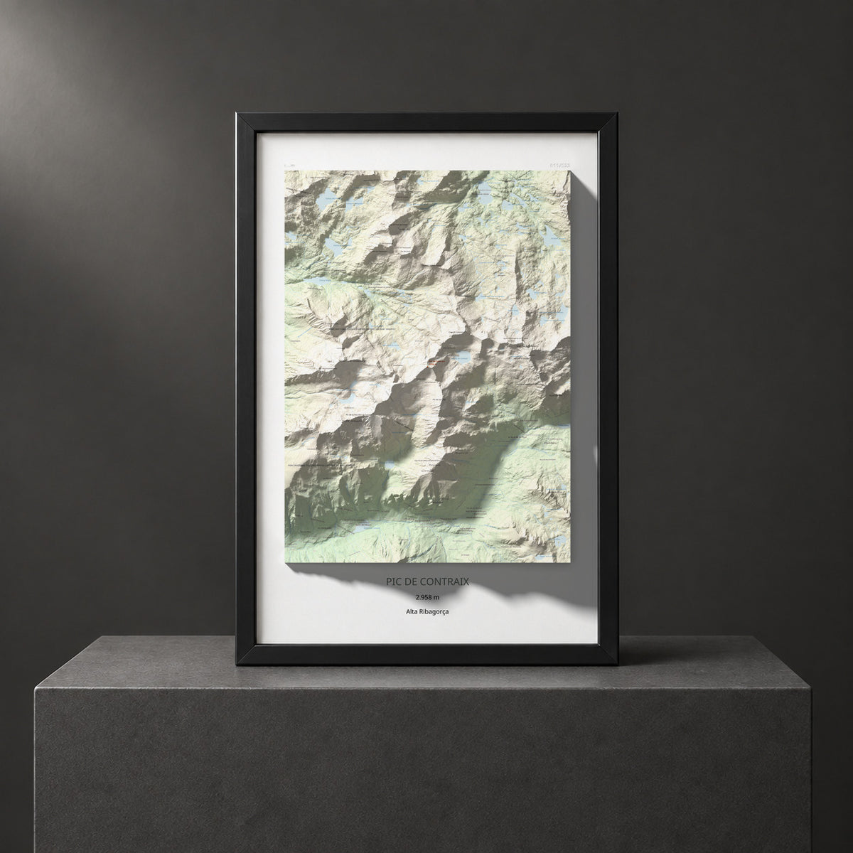 Mapa de relieve de Pic de Contraix, 2958 m, Alta Ribagorça, lámina 100 Cims de Trobart. Presentación enmarcada. 61 × 91 cm.