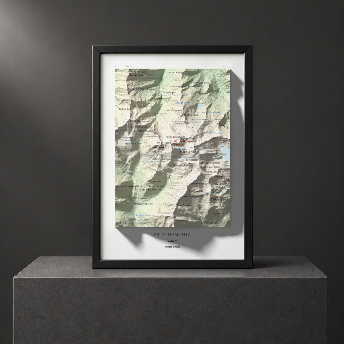 Mapa de relieve de Pic de Flamisella, 2782 m, Pallars Sobirà, lámina 100 Cims de Trobart. Presentación enmarcada. 21 × 30 cm.