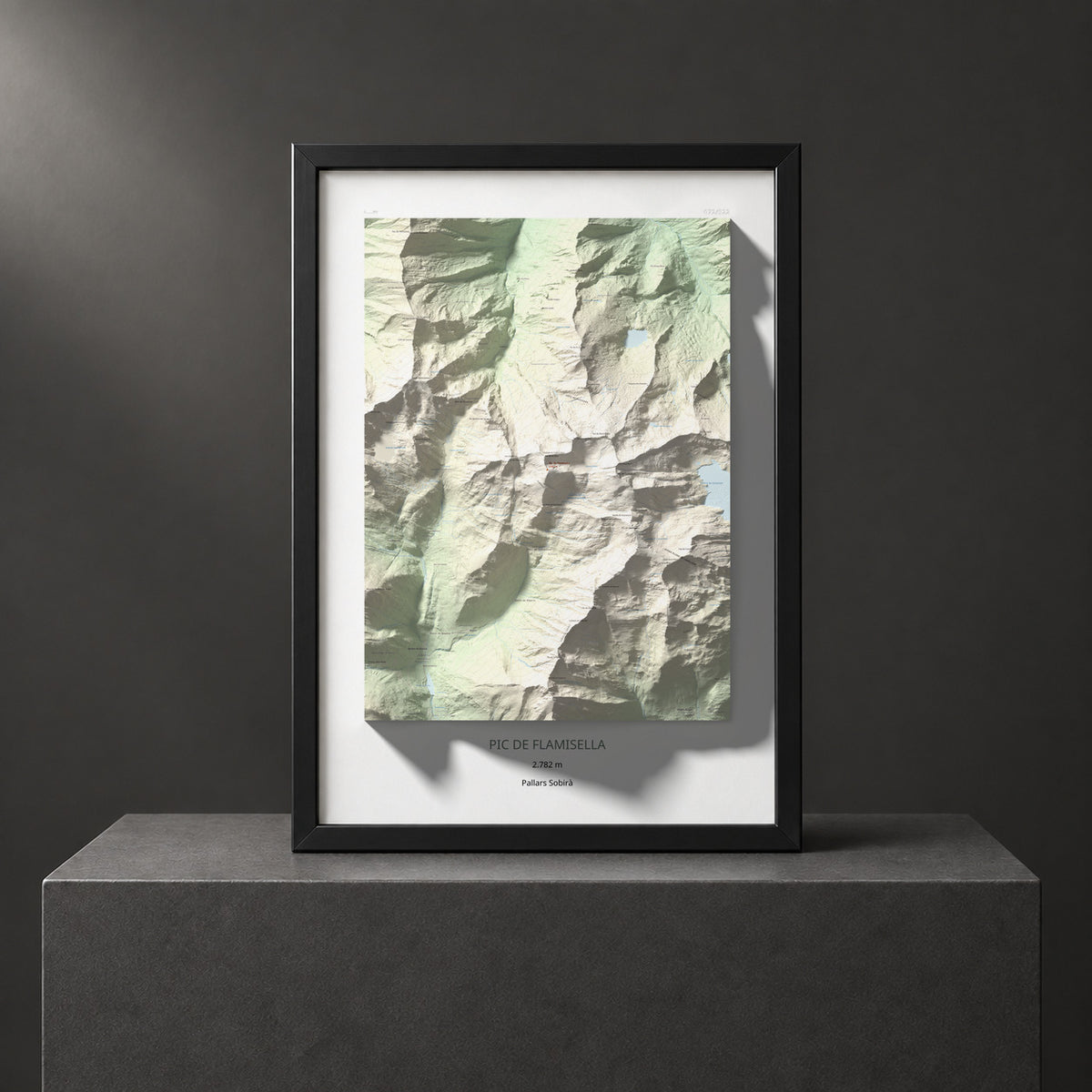Mapa de relieve de Pic de Flamisella, 2782 m, Pallars Sobirà, lámina 100 Cims de Trobart. Presentación enmarcada. 70 × 100 cm.