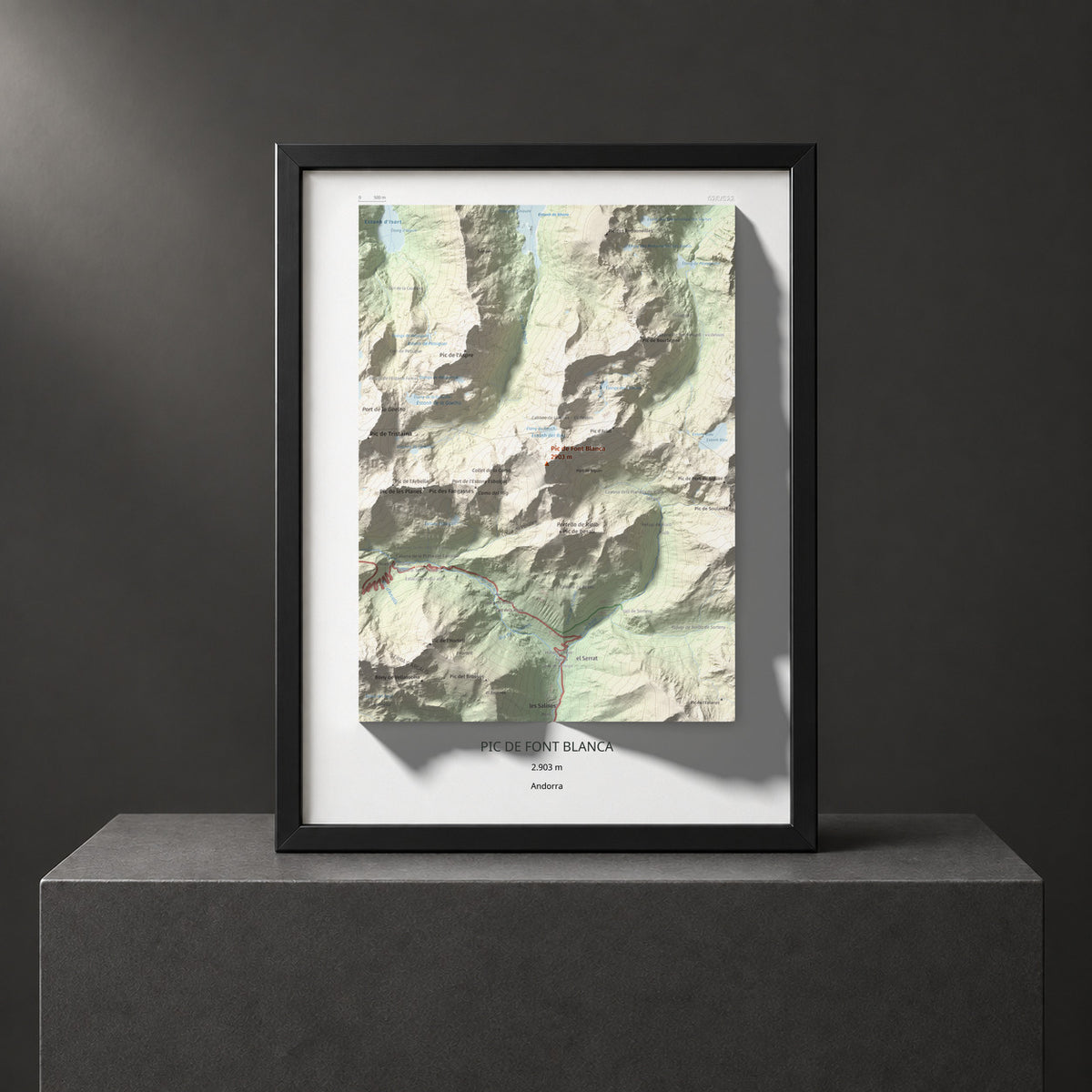 Mapa de relieve de Pic de Font Blanca, 2903 m, Andorra, lámina 100 Cims de Trobart. Presentación enmarcada. 30 × 40 cm.