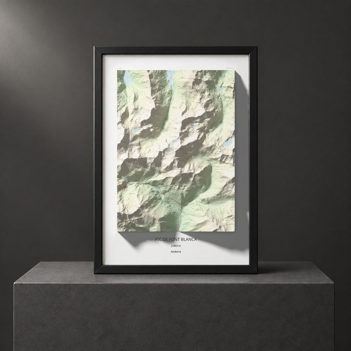 Mapa de relieve de Pic de Font Blanca, 2903 m, Andorra, lámina 100 Cims de Trobart. Presentación enmarcada. 70 × 100 cm.