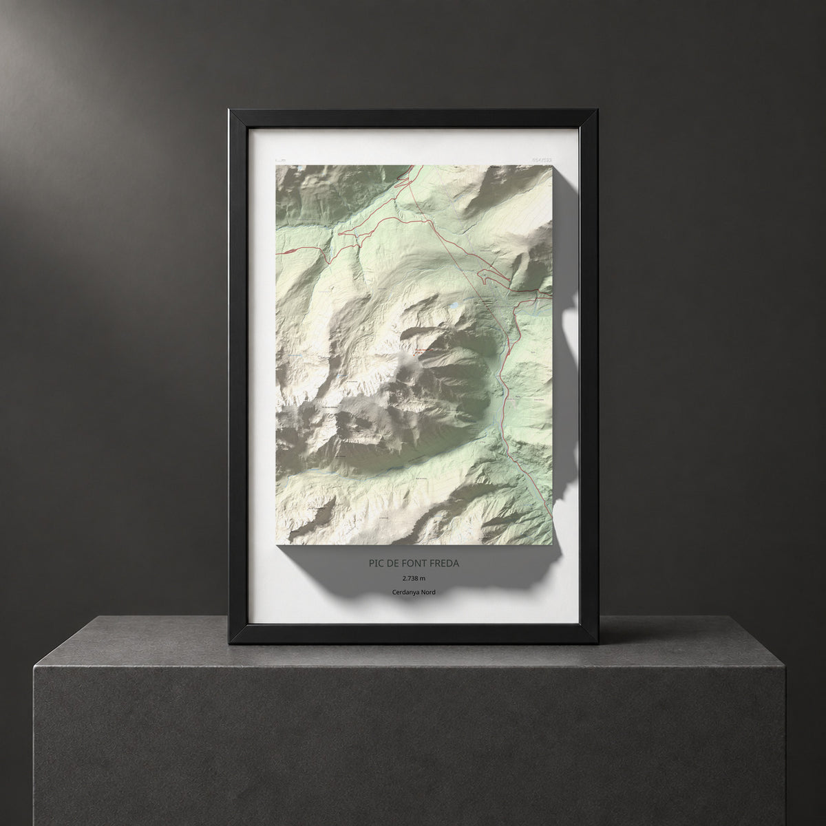 Mapa de relieve de Pic de Font Freda, 2738 m, Cerdanya Nord, lámina 100 Cims de Trobart. Presentación enmarcada. 61 × 91 cm.
