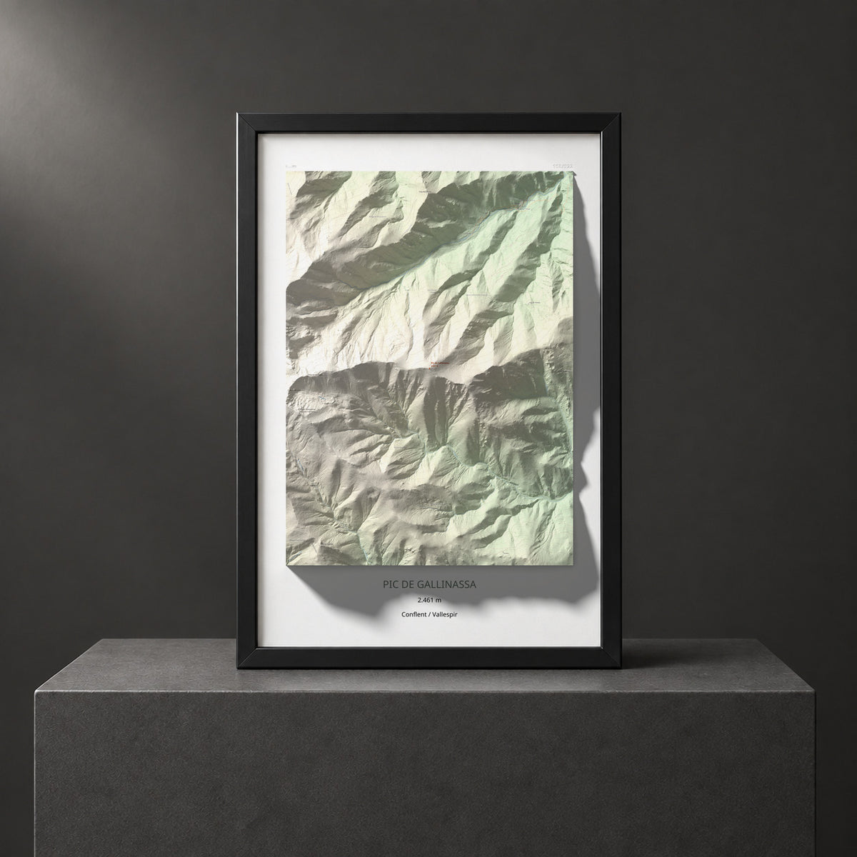 Mapa de relieve de Pic de Gallinassa, 2461 m, Conflent · Vallespir, lámina 100 Cims de Trobart. Presentación enmarcada. 61 × 91 cm.