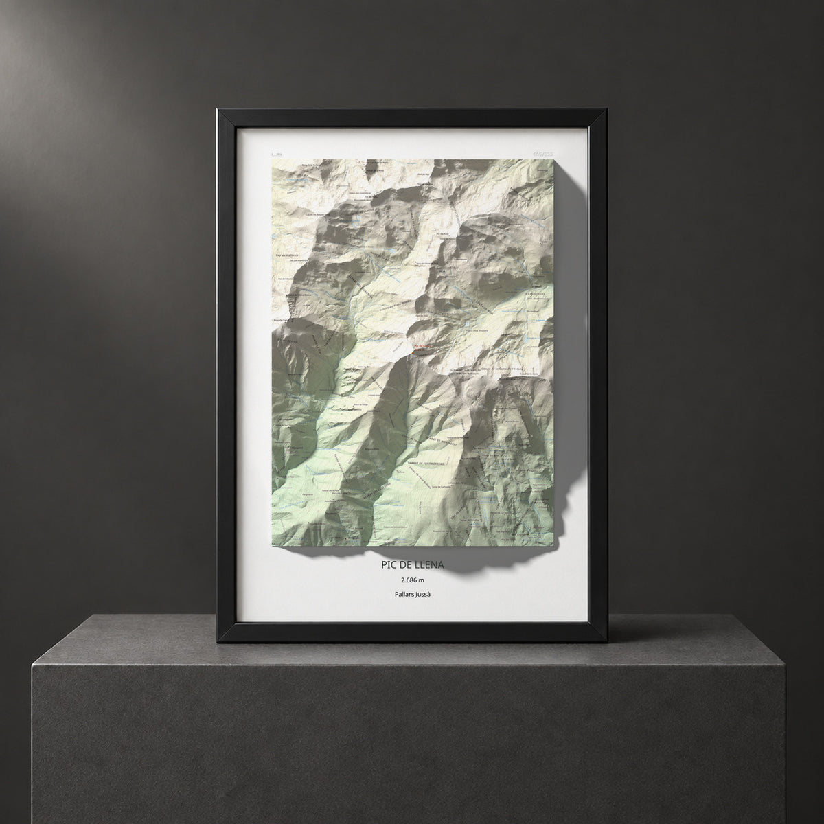 Mapa de relieve de Pic de Llena, 2686 m, Pallars Jussà, lámina 100 Cims de Trobart. Presentación enmarcada. 50 × 70 cm.