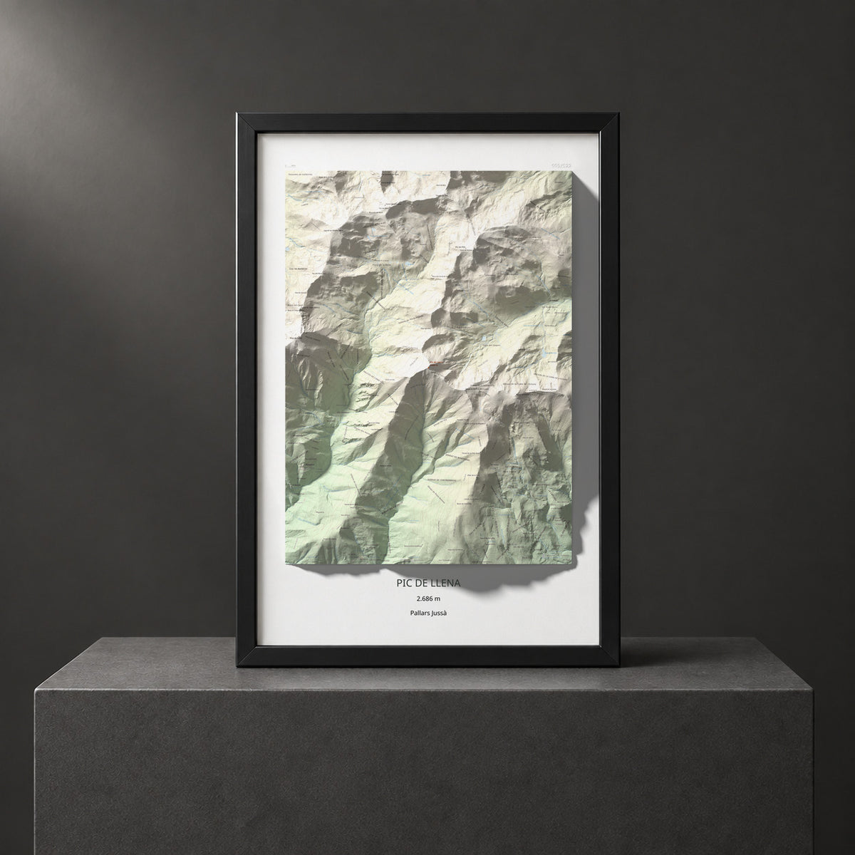 Mapa de relieve de Pic de Llena, 2686 m, Pallars Jussà, lámina 100 Cims de Trobart. Presentación enmarcada. 61 × 91 cm.