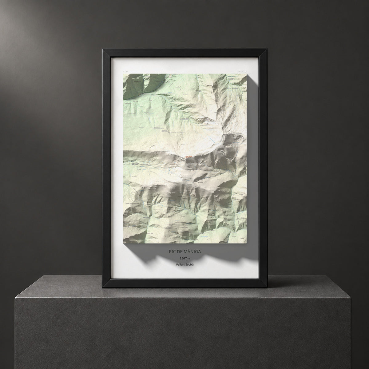 Mapa de relieve de Pic de Màniga, 2517 m, Pallars Sobirà, lámina 100 Cims de Trobart. Presentación enmarcada. 61 × 91 cm.