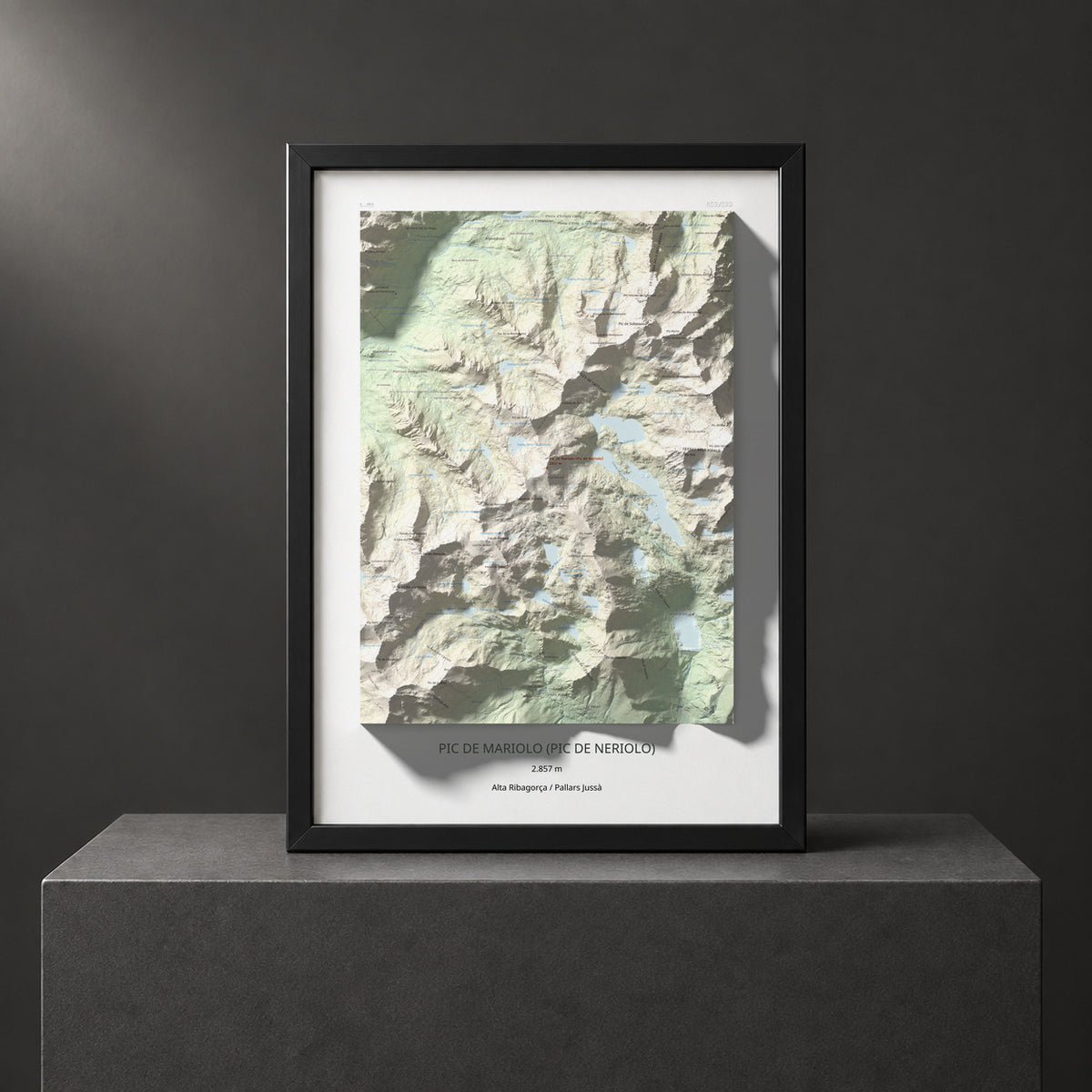 Mapa de relieve de Pic de Mariolo (Pic de Neriolo), 2857 m, Alta Ribagorça · Pallars Jussà, lámina 100 Cims de Trobart. Presentación enmarcada. 50 × 70 cm.