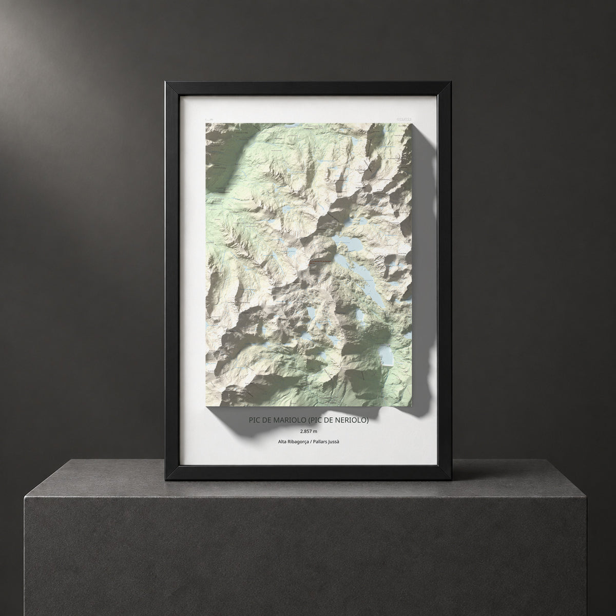 Mapa de relieve de Pic de Mariolo (Pic de Neriolo), 2857 m, Alta Ribagorça · Pallars Jussà, lámina 100 Cims de Trobart. Presentación enmarcada. 70 × 100 cm.