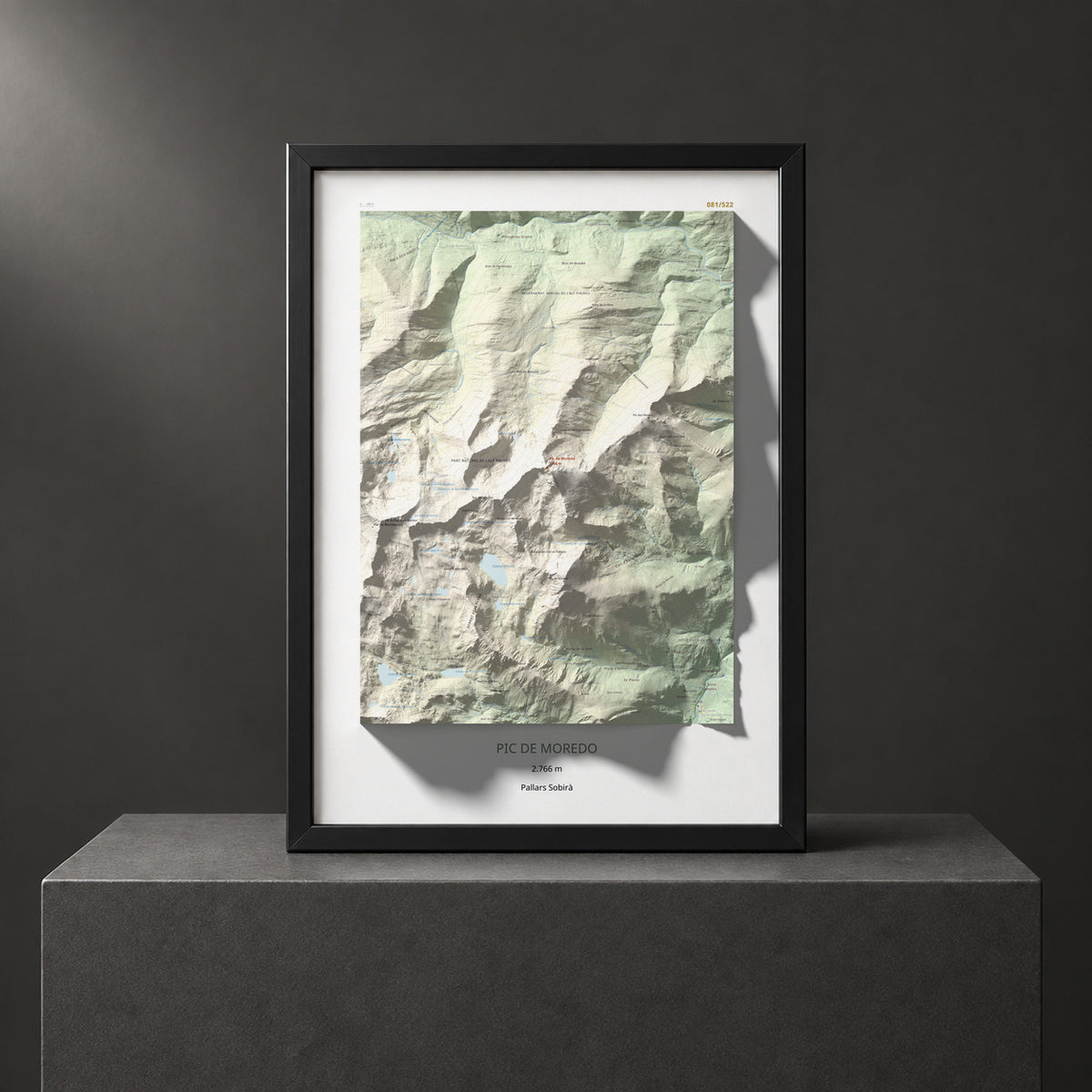 Mapa de relieve de Pic de Moredo, 2766 m, Pallars Sobirà, lámina 100 Cims de Trobart. Presentación enmarcada. 50 × 70 cm.