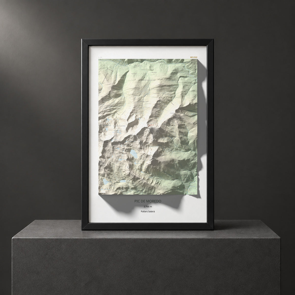 Mapa de relieve de Pic de Moredo, 2766 m, Pallars Sobirà, lámina 100 Cims de Trobart. Presentación enmarcada. 61 × 91 cm.