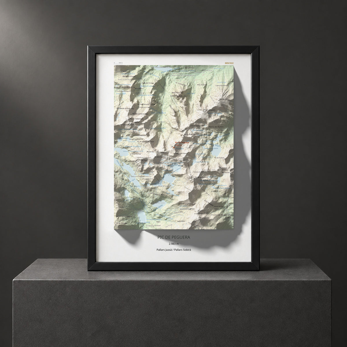 Mapa de relieve de Pic de Peguera, 2983 m, Pallars Jussà · Pallars Sobirà, lámina 100 Cims de Trobart. Presentación enmarcada. 30 × 40 cm.