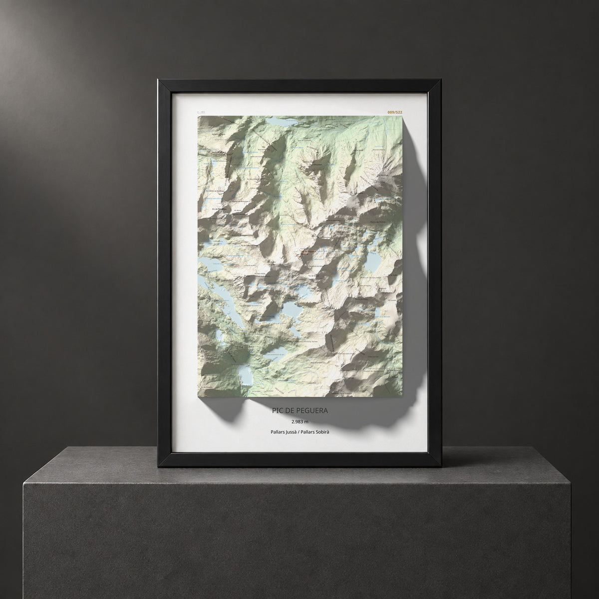 Mapa de relieve de Pic de Peguera, 2983 m, Pallars Jussà · Pallars Sobirà, lámina 100 Cims de Trobart. Presentación enmarcada. 50 × 70 cm.