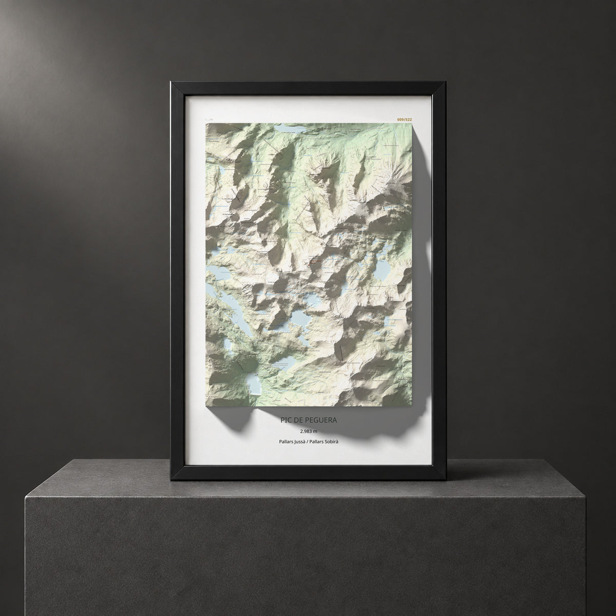 Mapa de relieve de Pic de Peguera, 2983 m, Pallars Jussà · Pallars Sobirà, lámina 100 Cims de Trobart. Presentación enmarcada. 61 × 91 cm.