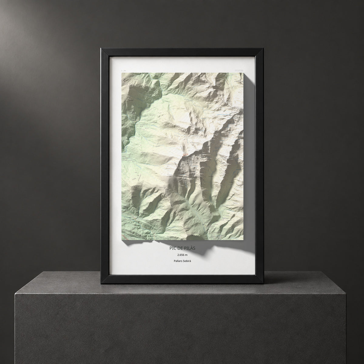 Mapa de relieve de Pic de Pilàs, 2656 m, Pallars Sobirà, lámina 100 Cims de Trobart. Presentación enmarcada. 61 × 91 cm.