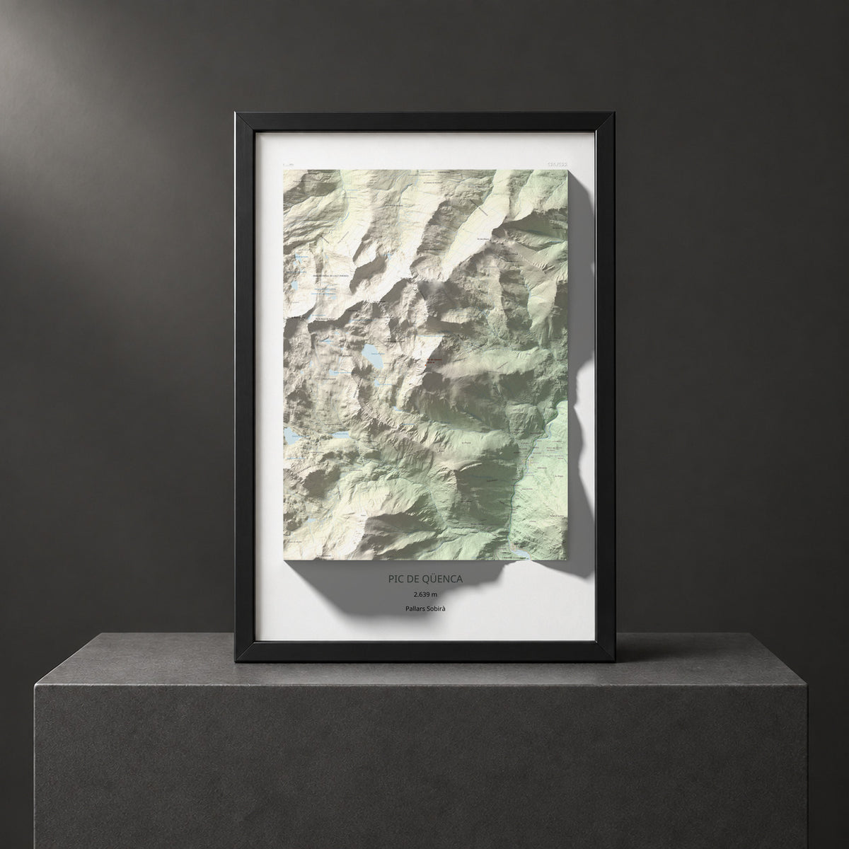 Mapa de relieve de Pic de Qüenca, 2639 m, Pallars Sobirà, lámina 100 Cims de Trobart. Presentación enmarcada. 61 × 91 cm.