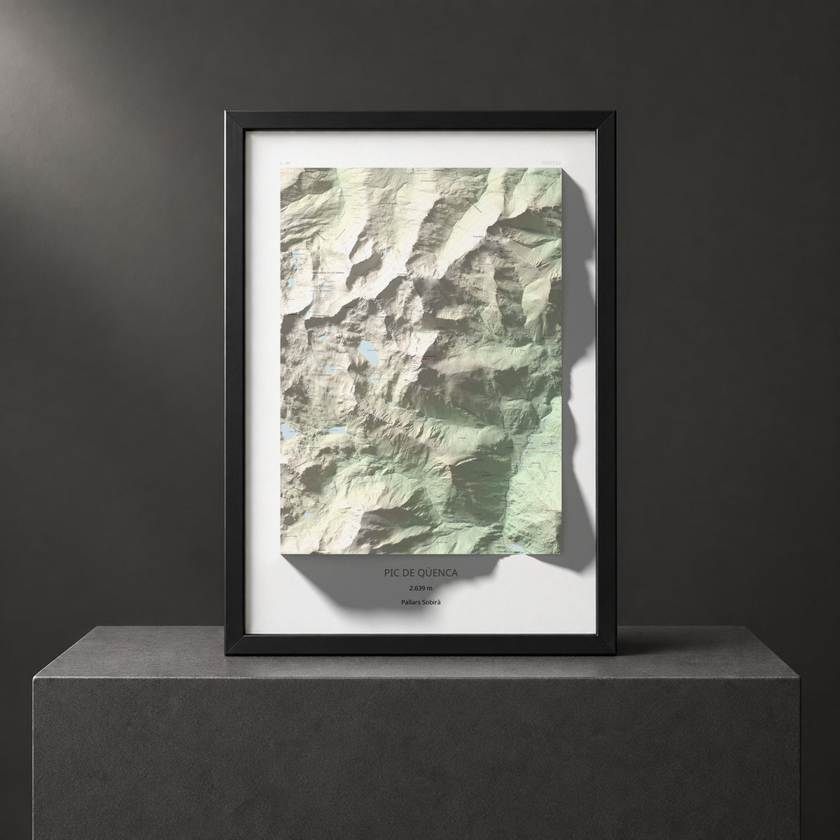 Mapa de relieve de Pic de Qüenca, 2639 m, Pallars Sobirà, lámina 100 Cims de Trobart. Presentación enmarcada. 70 × 100 cm.
