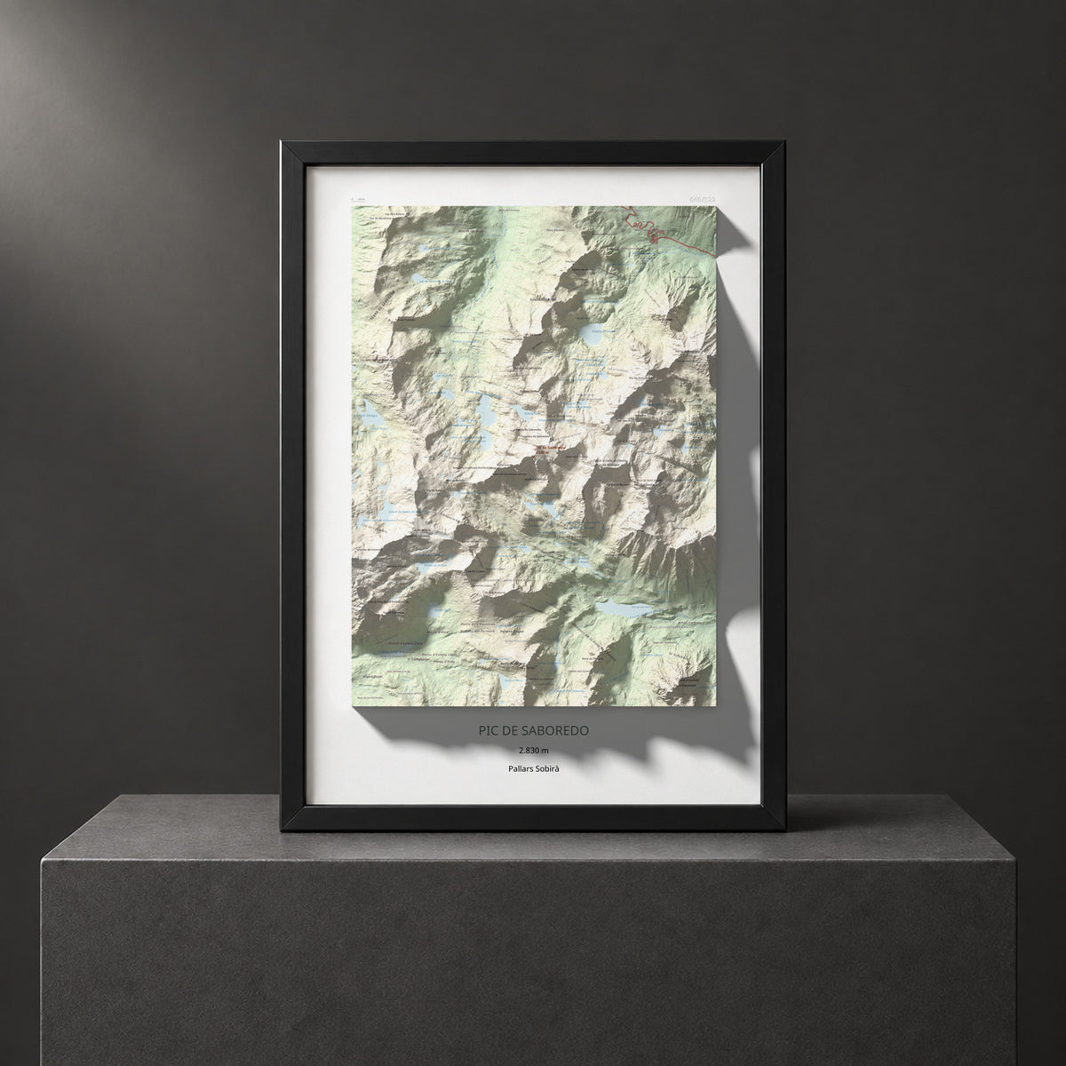 Mapa de relieve de Pic de Saboredo, 2830 m, Pallars Sobirà, lámina 100 Cims de Trobart. Presentación enmarcada. 50 × 70 cm.
