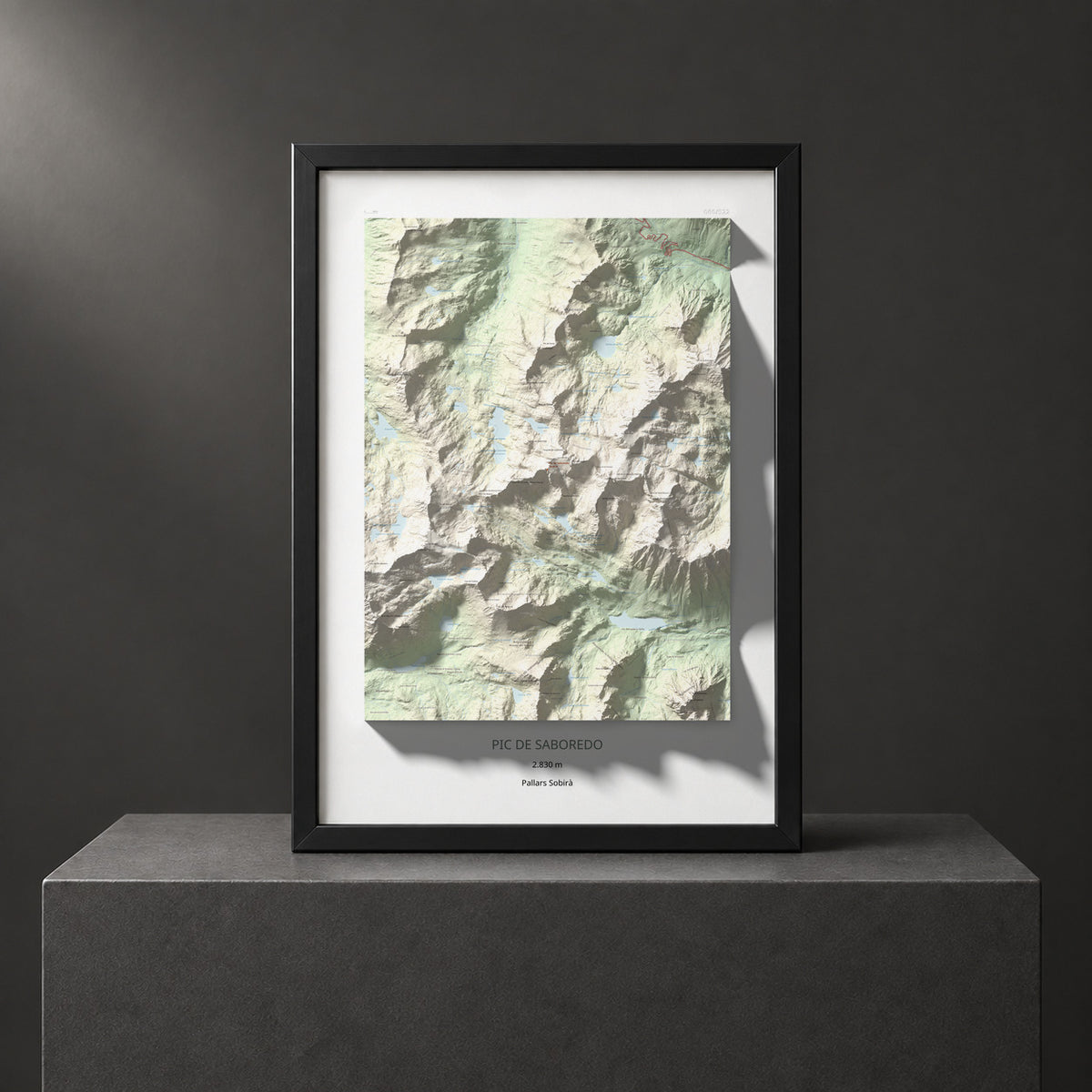 Mapa de relieve de Pic de Saboredo, 2830 m, Pallars Sobirà, lámina 100 Cims de Trobart. Presentación enmarcada. 70 × 100 cm.