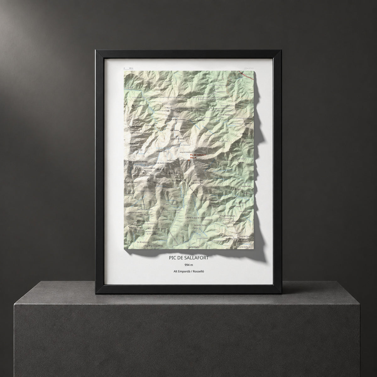 Mapa de relieve de Pic de Sallafort, 994 m, Alt Empordà · Rosselló, lámina 100 Cims de Trobart. Presentación enmarcada. 30 × 40 cm.