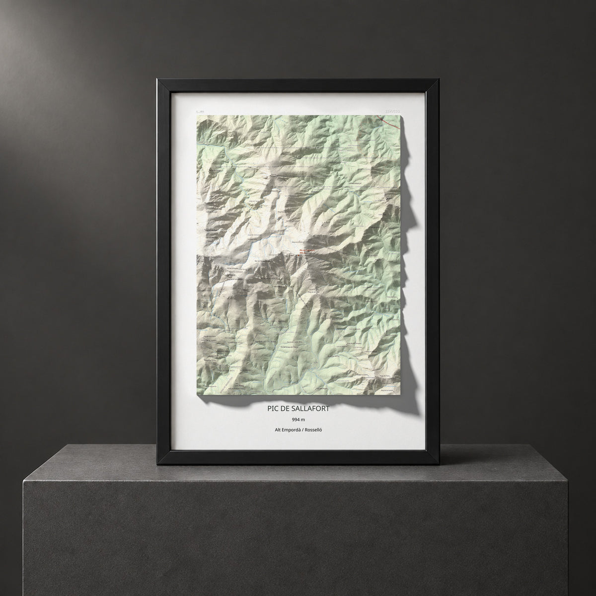 Mapa de relieve de Pic de Sallafort, 994 m, Alt Empordà · Rosselló, lámina 100 Cims de Trobart. Presentación enmarcada. 50 × 70 cm.