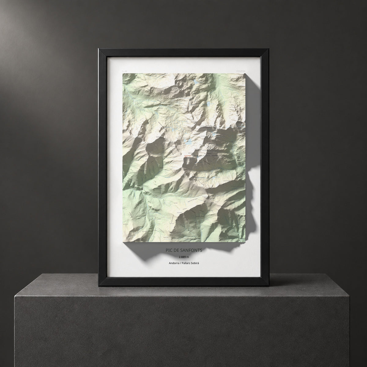Mapa de relieve de Pic de Sanfonts, 2889 m, Andorra · Pallars Sobirà, lámina 100 Cims de Trobart. Presentación enmarcada. 70 × 100 cm.