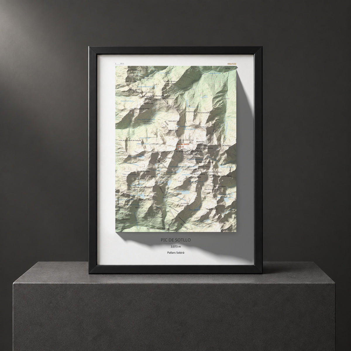 Mapa de relieve de Pic de Sotllo, 3073 m, Pallars Sobirà, lámina 100 Cims de Trobart. Presentación enmarcada. 30 × 40 cm.