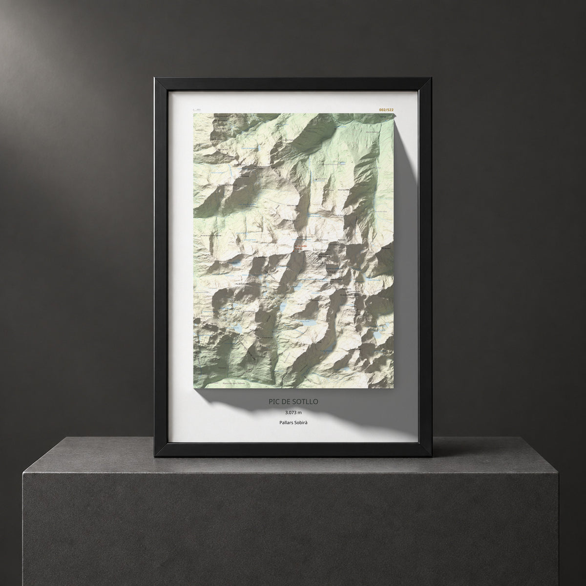Mapa de relieve de Pic de Sotllo, 3073 m, Pallars Sobirà, lámina 100 Cims de Trobart. Presentación enmarcada. 50 × 70 cm.