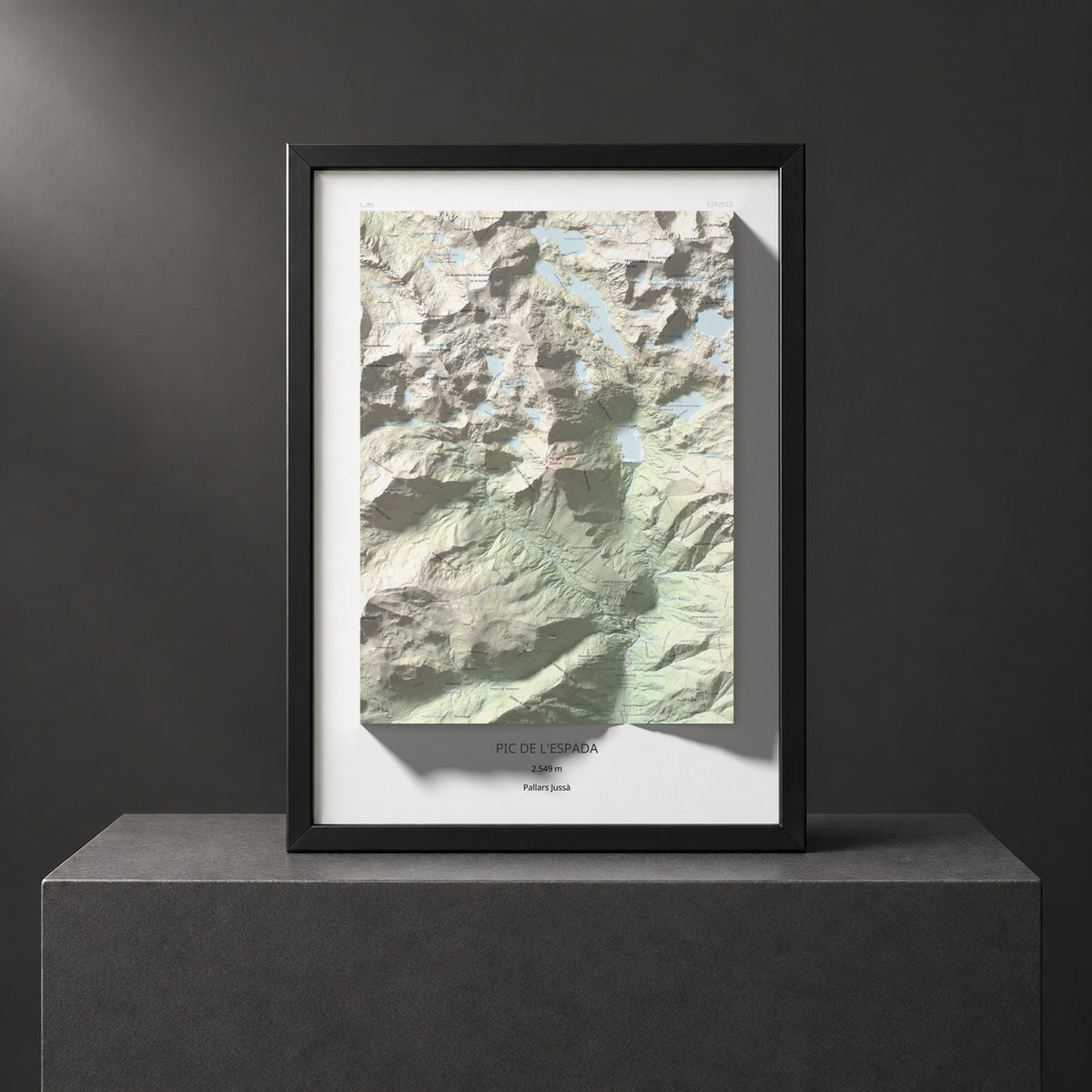 Mapa de relieve de Pic de l'Espada, 2549 m, Pallars Jussà, lámina 100 Cims de Trobart. Presentación enmarcada. 50 × 70 cm.