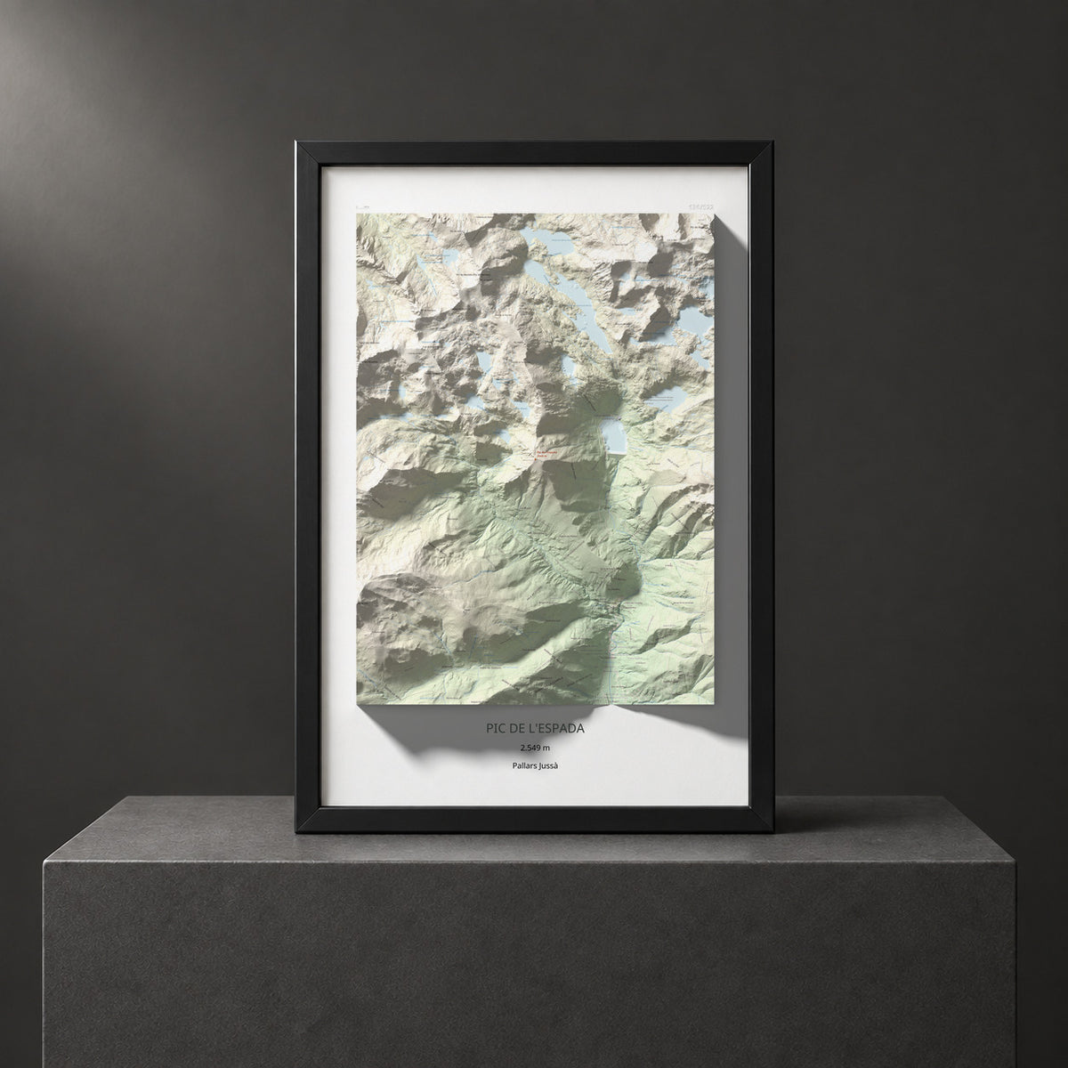 Mapa de relieve de Pic de l'Espada, 2549 m, Pallars Jussà, lámina 100 Cims de Trobart. Presentación enmarcada. 61 × 91 cm.