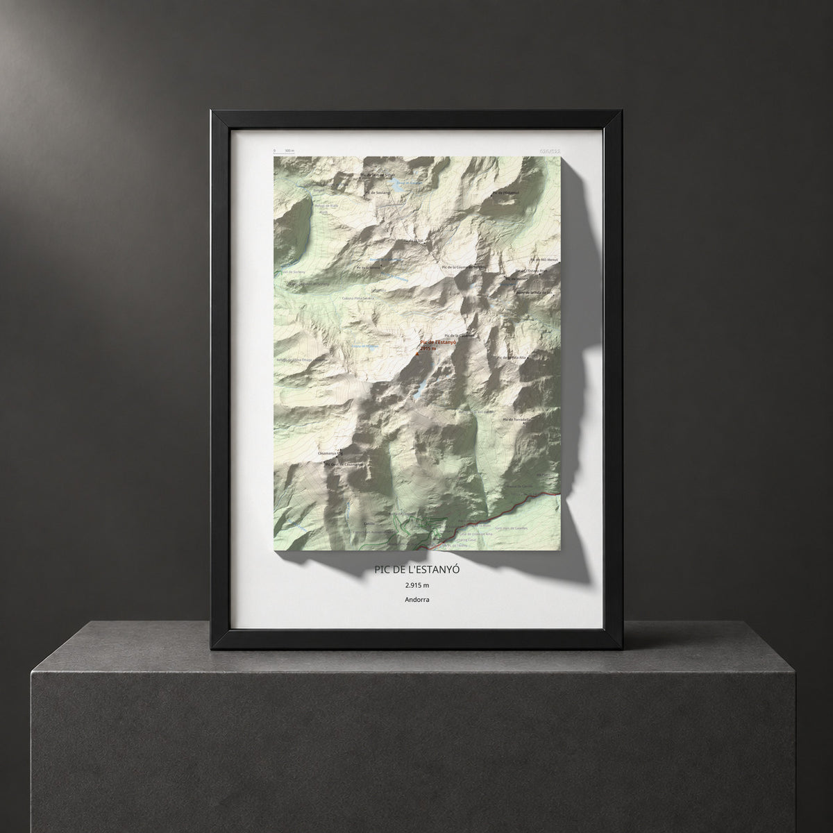 Mapa de relieve de Pic de l'Estanyó, 2915 m, Andorra, lámina 100 Cims de Trobart. Presentación enmarcada. 30 × 40 cm.