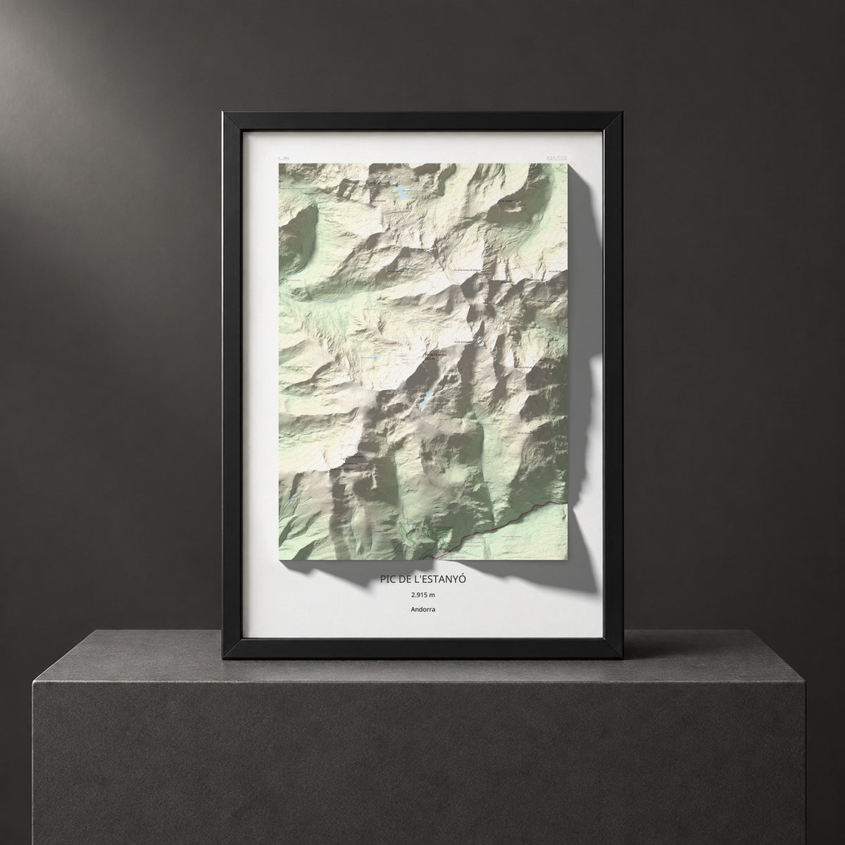 Mapa de relieve de Pic de l'Estanyó, 2915 m, Andorra, lámina 100 Cims de Trobart. Presentación enmarcada. 50 × 70 cm.