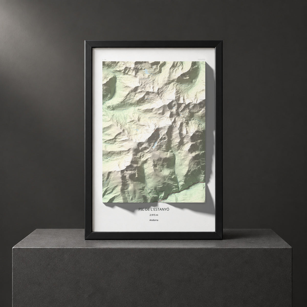 Mapa de relieve de Pic de l'Estanyó, 2915 m, Andorra, lámina 100 Cims de Trobart. Presentación enmarcada. 61 × 91 cm.