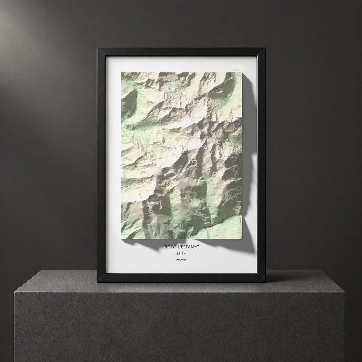 Mapa de relieve de Pic de l'Estanyó, 2915 m, Andorra, lámina 100 Cims de Trobart. Presentación enmarcada. 70 × 100 cm.