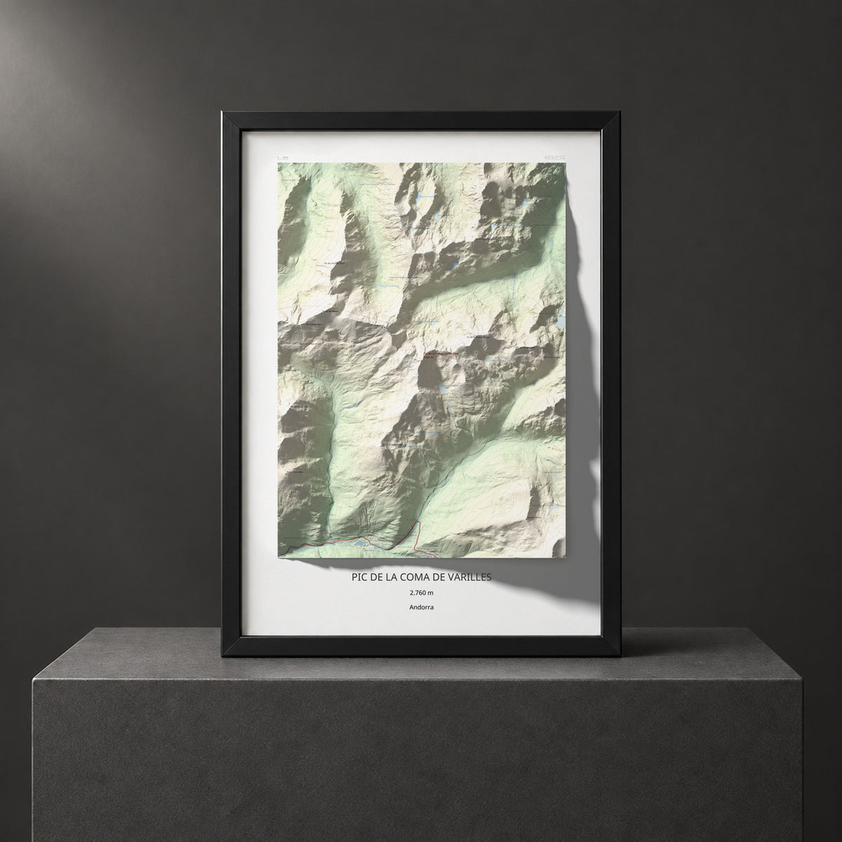 Mapa de relieve de Pic de la Coma de Varilles, 2760 m, Andorra, lámina 100 Cims de Trobart. Presentación enmarcada. 50 × 70 cm.