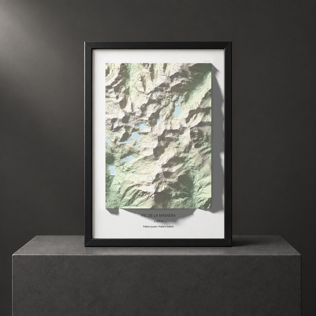 Mapa de relieve de Pic de la Mainera, 2909 m, Pallars Jussà · Pallars Sobirà, lámina 100 Cims de Trobart. Presentación enmarcada. 70 × 100 cm.