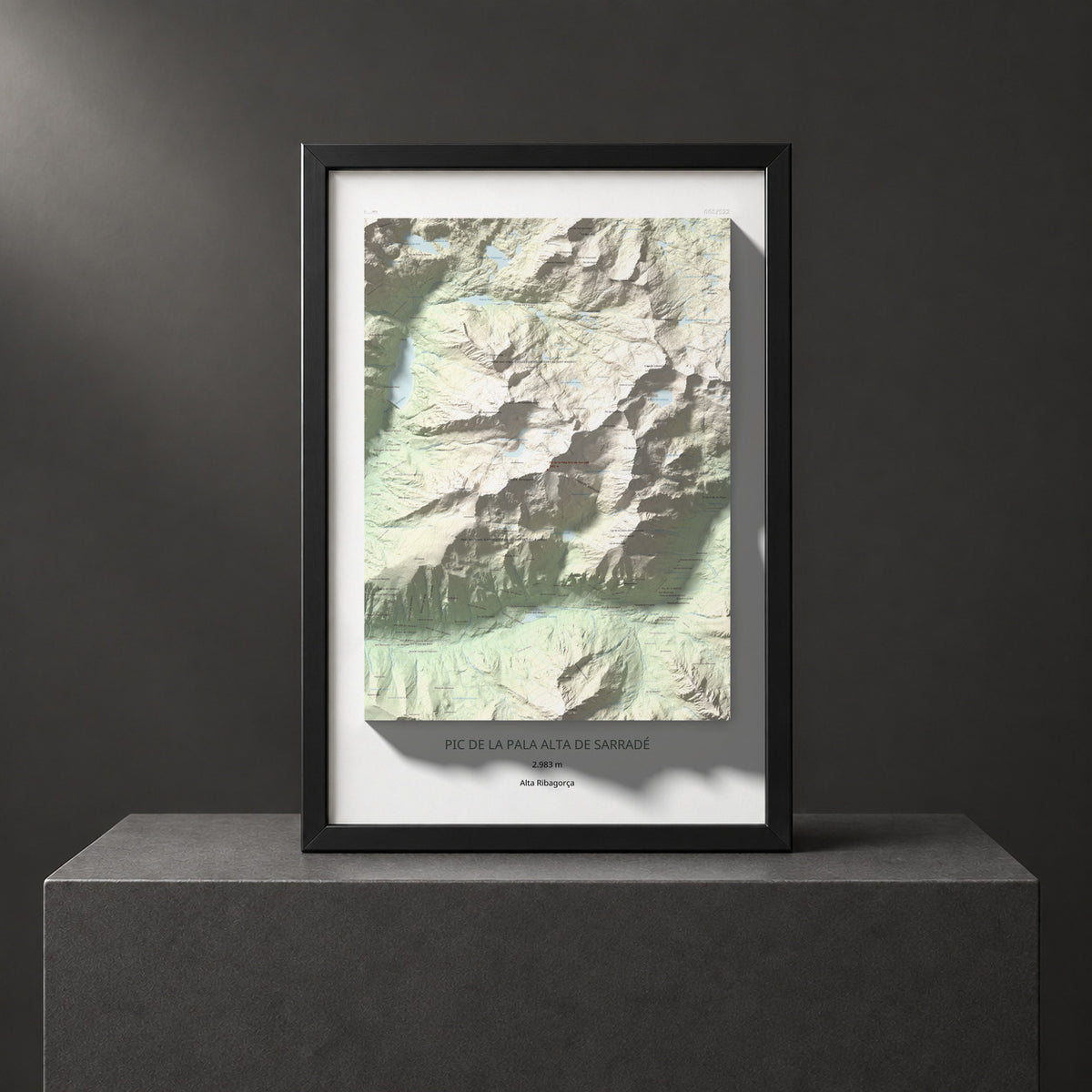 Mapa de relieve de Pic de la Pala Alta de Sarradé, 2983 m, Alta Ribagorça, lámina 100 Cims de Trobart. Presentación enmarcada. 61 × 91 cm.