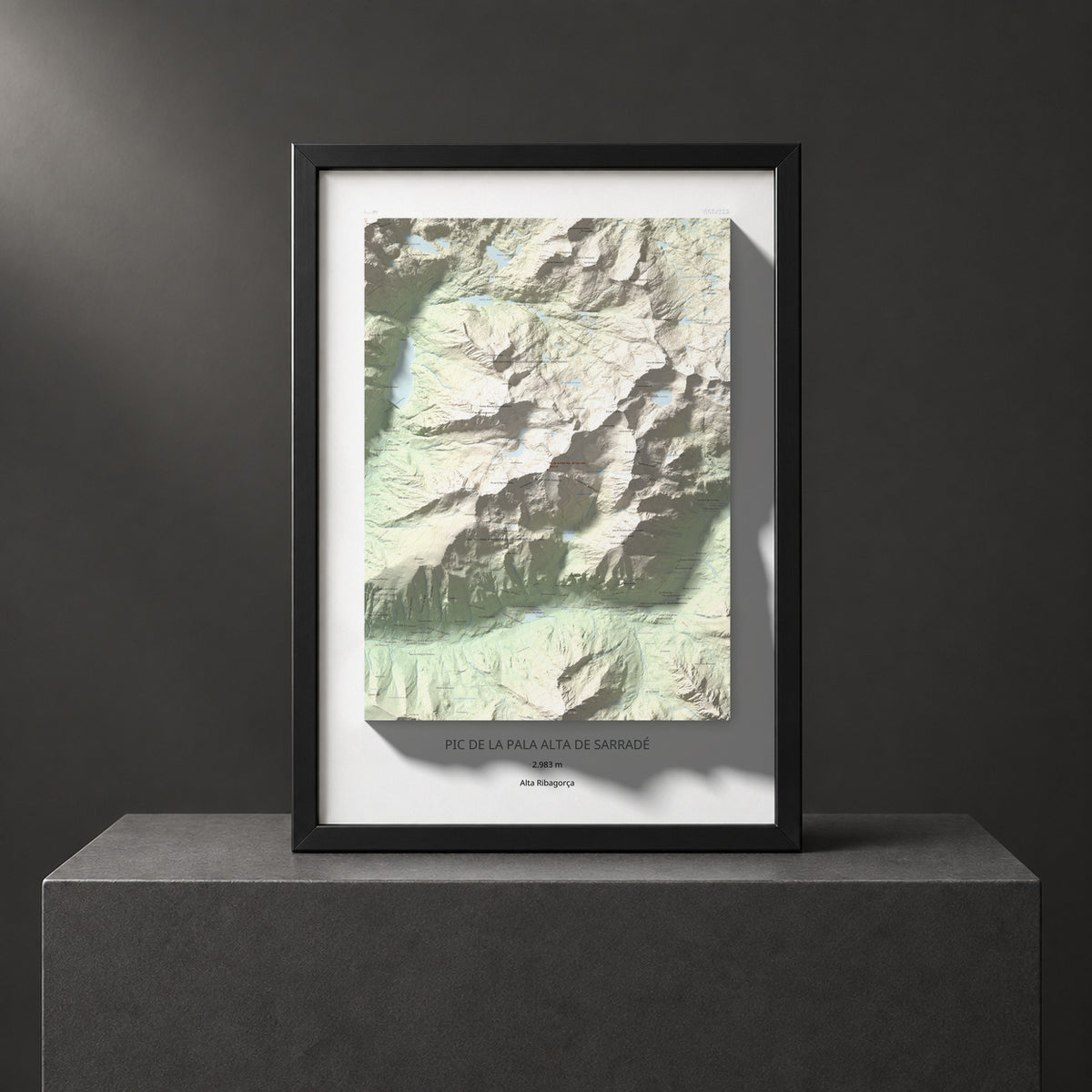 Mapa de relieve de Pic de la Pala Alta de Sarradé, 2983 m, Alta Ribagorça, lámina 100 Cims de Trobart. Presentación enmarcada. 70 × 100 cm.