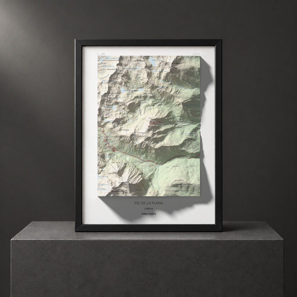 Mapa de relieve de Pic de la Plana, 2493 m, Pallars Sobirà, lámina 100 Cims de Trobart. Presentación enmarcada. 30 × 40 cm.
