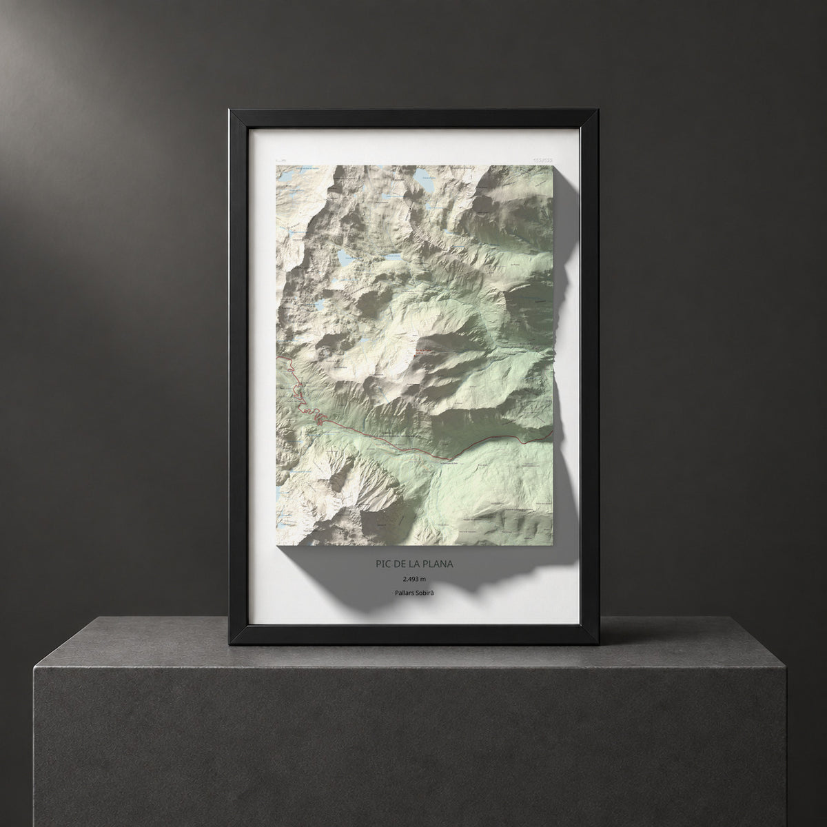 Mapa de relieve de Pic de la Plana, 2493 m, Pallars Sobirà, lámina 100 Cims de Trobart. Presentación enmarcada. 61 × 91 cm.