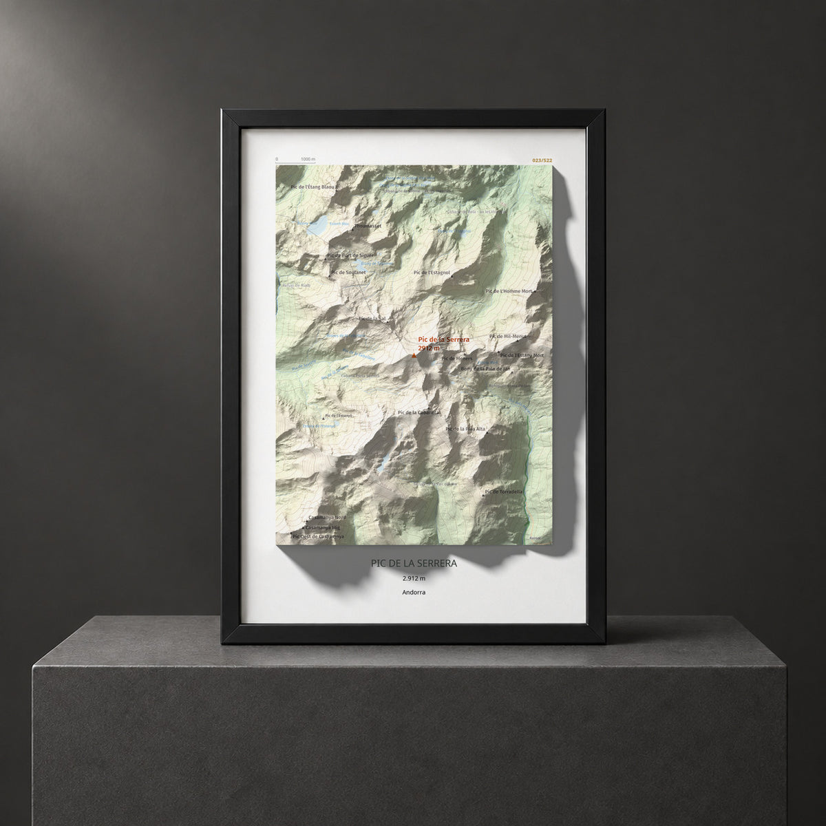 Mapa de relieve de Pic de la Serrera, 2912 m, Andorra, lámina 100 Cims de Trobart. Presentación enmarcada. 21 × 30 cm.