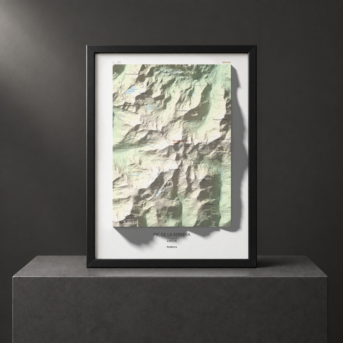 Mapa de relieve de Pic de la Serrera, 2912 m, Andorra, lámina 100 Cims de Trobart. Presentación enmarcada. 30 × 40 cm.