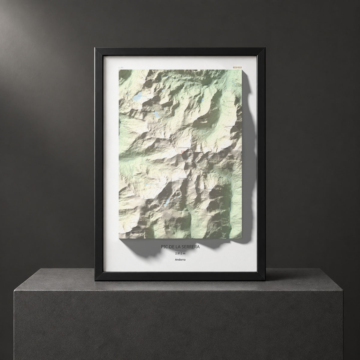 Mapa de relieve de Pic de la Serrera, 2912 m, Andorra, lámina 100 Cims de Trobart. Presentación enmarcada. 50 × 70 cm.