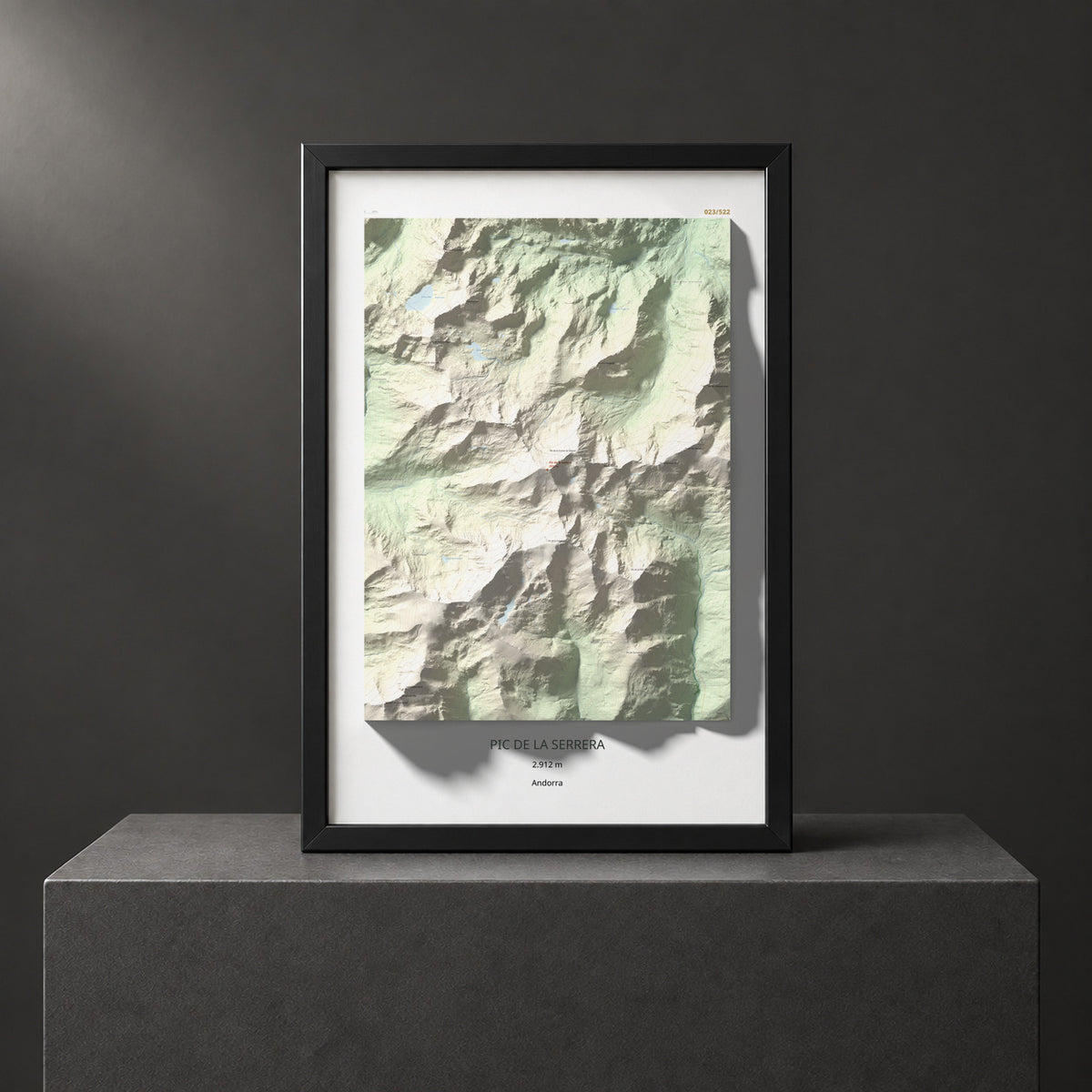 Mapa de relieve de Pic de la Serrera, 2912 m, Andorra, lámina 100 Cims de Trobart. Presentación enmarcada. 61 × 91 cm.