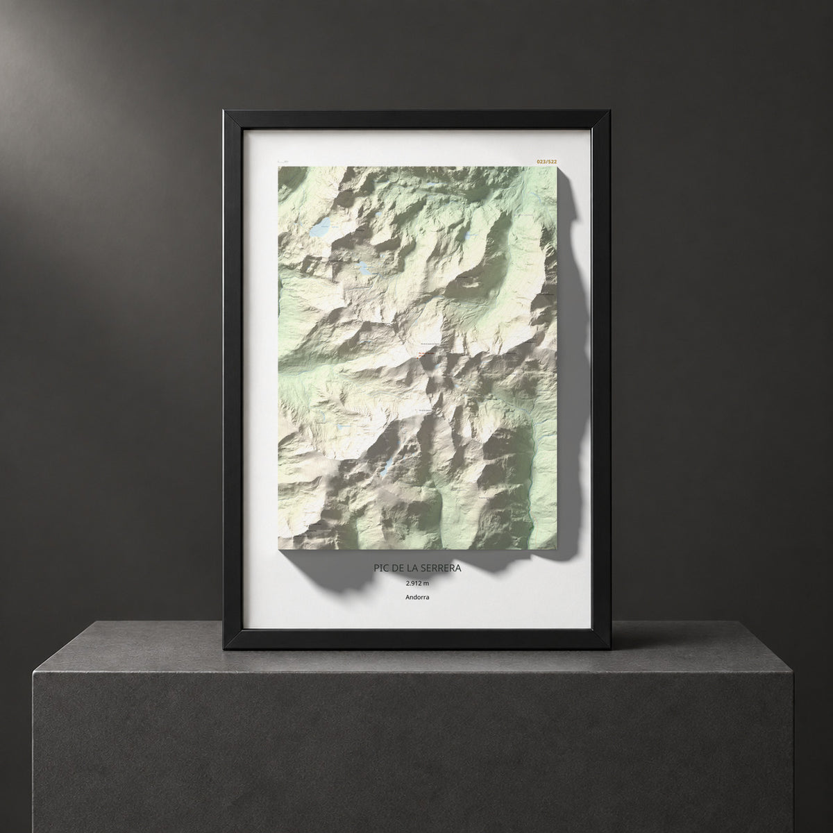 Mapa de relieve de Pic de la Serrera, 2912 m, Andorra, lámina 100 Cims de Trobart. Presentación enmarcada. 70 × 100 cm.