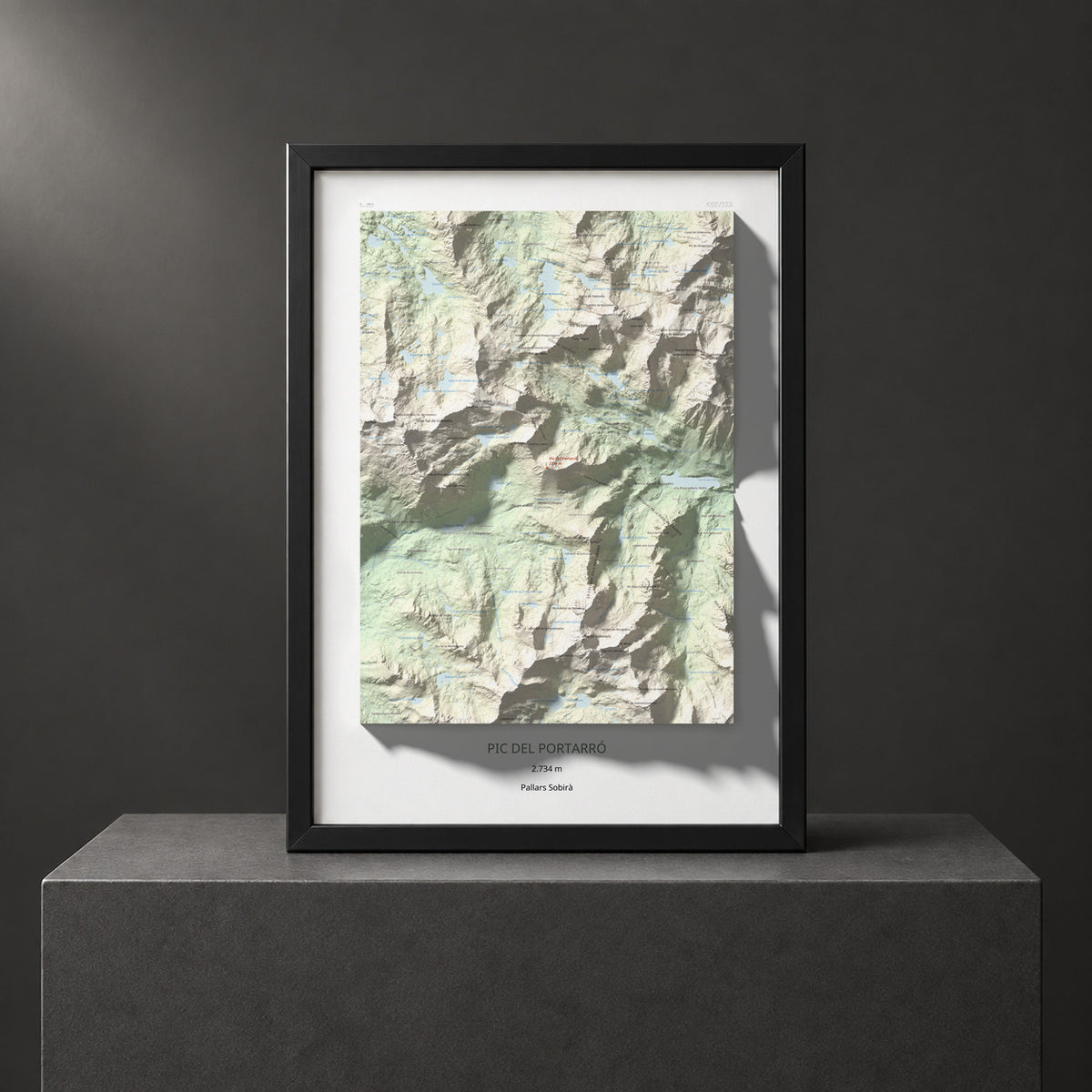 Mapa de relieve de Pic del Portarró, 2734 m, Pallars Sobirà, lámina 100 Cims de Trobart. Presentación enmarcada. 50 × 70 cm.